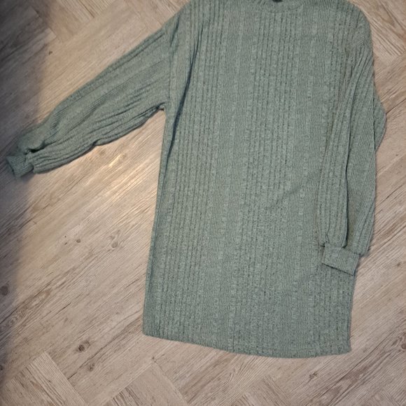 DRESSES - Picture 3 of 3